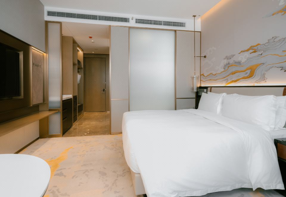 Liyue Deluxe King Bedroom