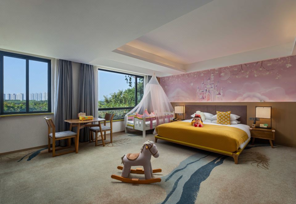 公主湖景主题家庭房