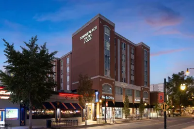 尚佩恩-厄巴納大學城TownePlace Suites酒店 酒店