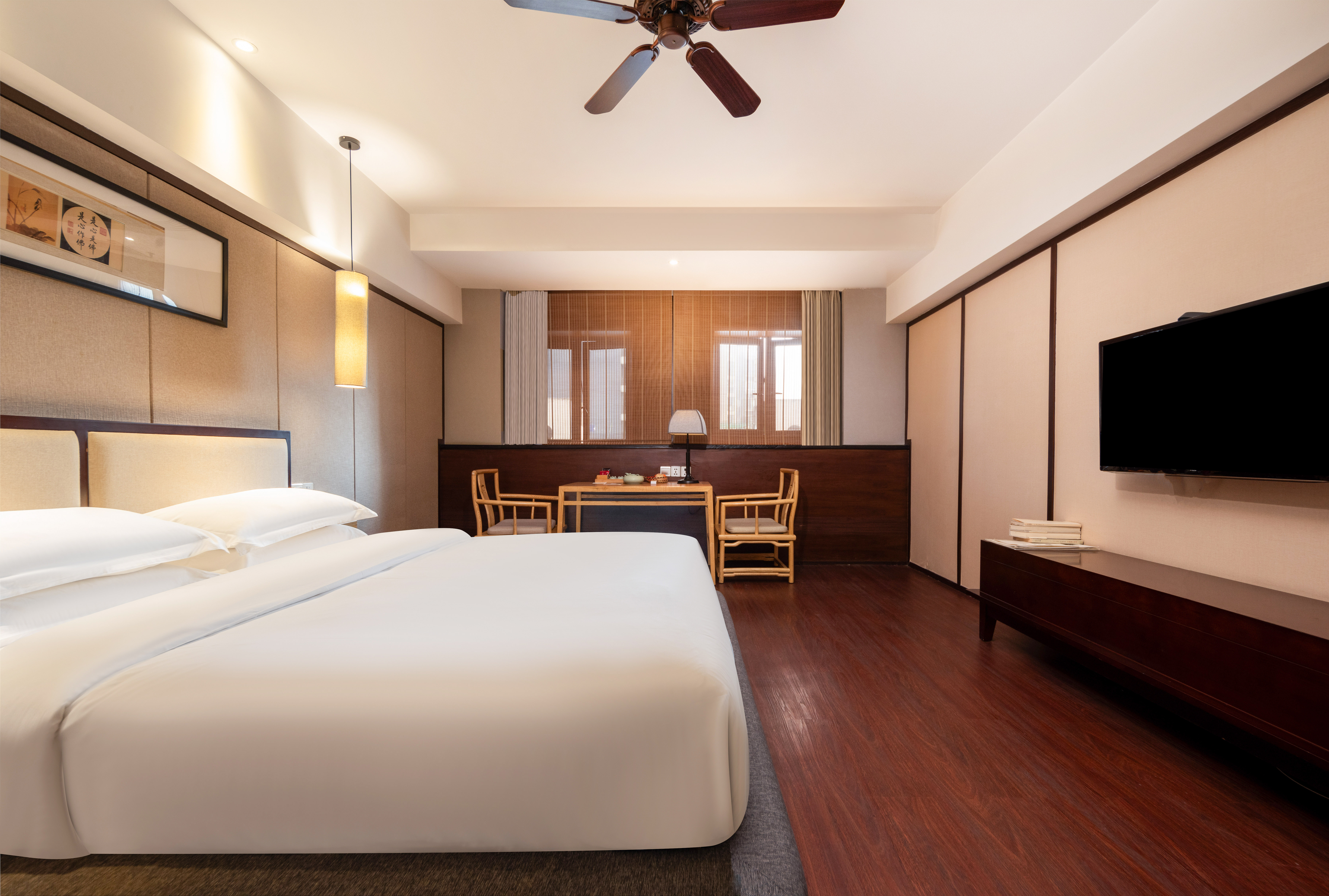 澄心大床房（顶喷花洒＋智能电视投屏＋商务休闲空间）