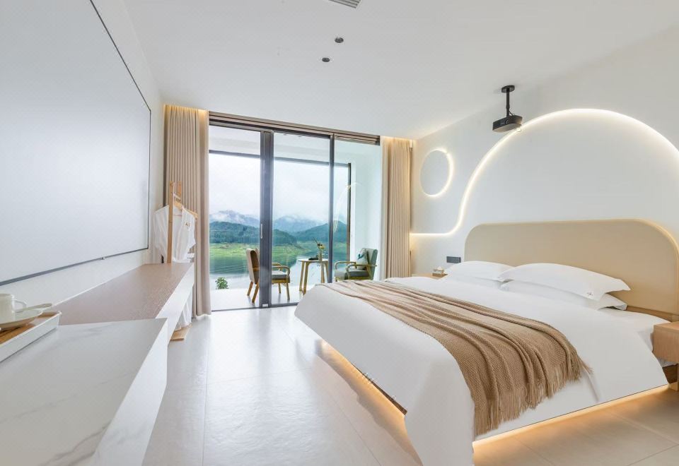 见山·智能湖景阳台大床房（中央空调+智能客控+投影）