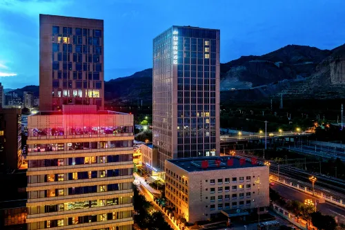 Homeinn Selected Hotel (Xining High-Speed Railway Station)