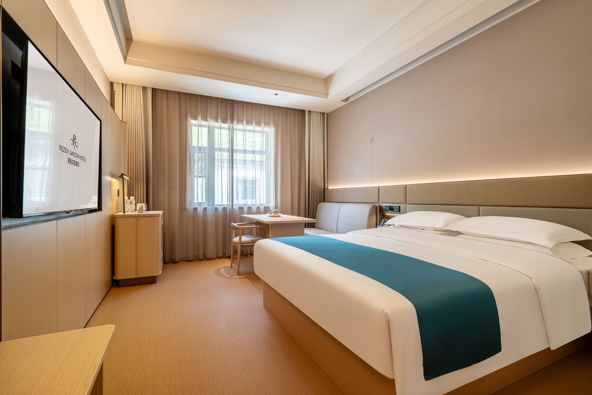 Intelligent Comfortable King-Size Bed Room