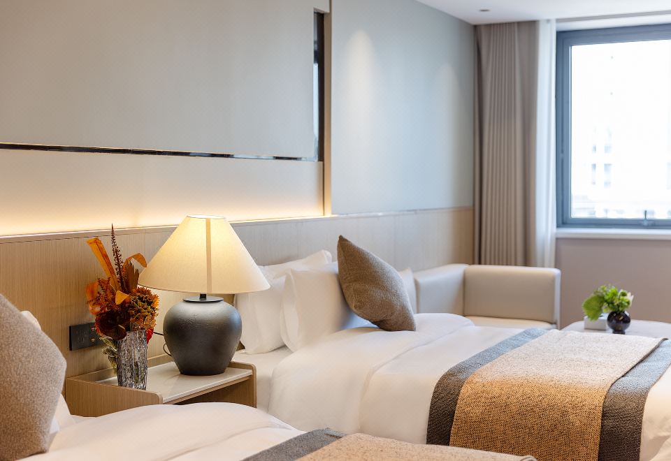 高级双床房（亲肤床品+零压床垫+65寸投屏电视+沙发）