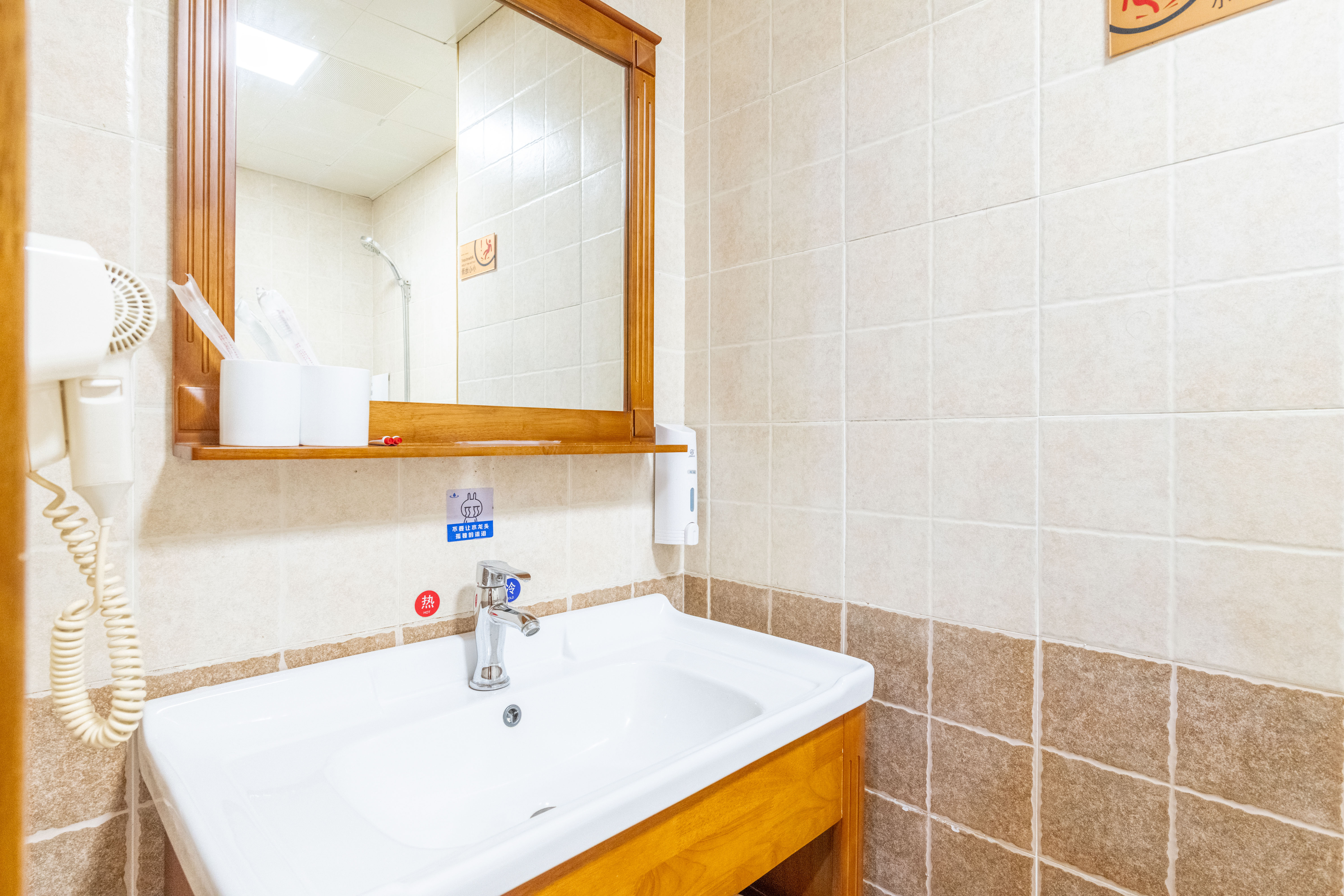 悦享·影音大床房|百寸幕布|腾讯会员|无线投屏