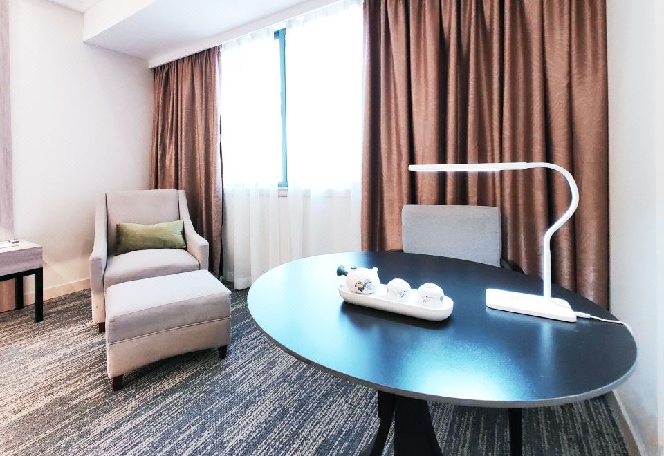 尊贵大床房（办公桌椅+躺平沙发+零压深睡床垫）