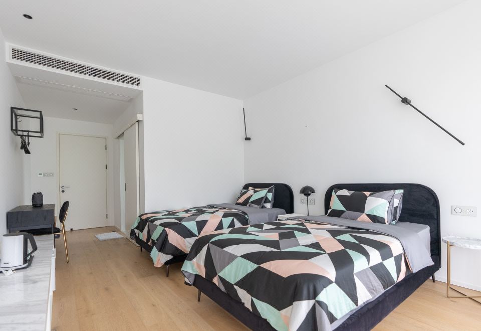 Nordic Minimalist River&Mountain-View Twin Room