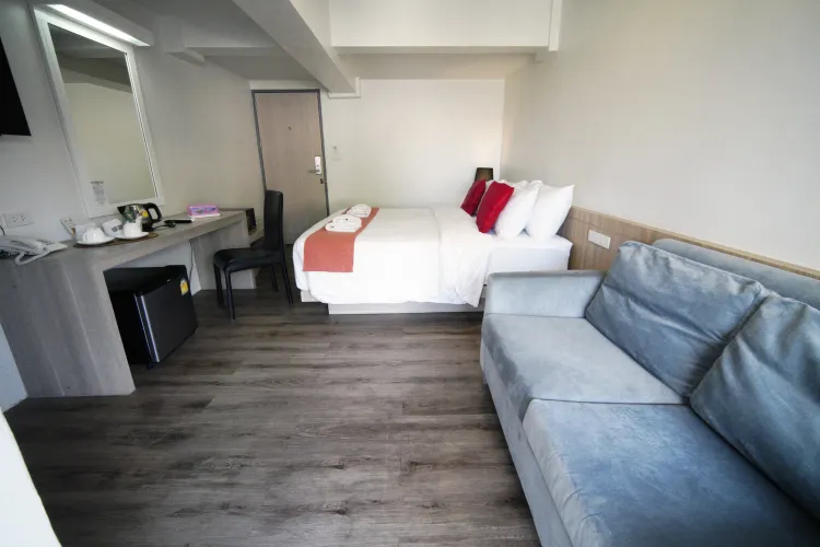 ห้องดีลักซ์ เตียงใหญ่ พร้อมระเบียง