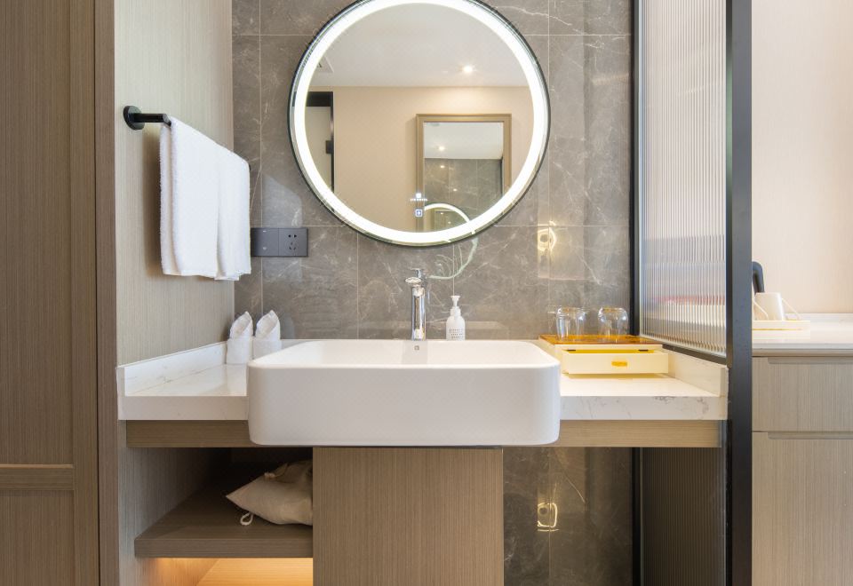 轻奢轻悦大床房（智能投屏+冰箱+休闲办公）