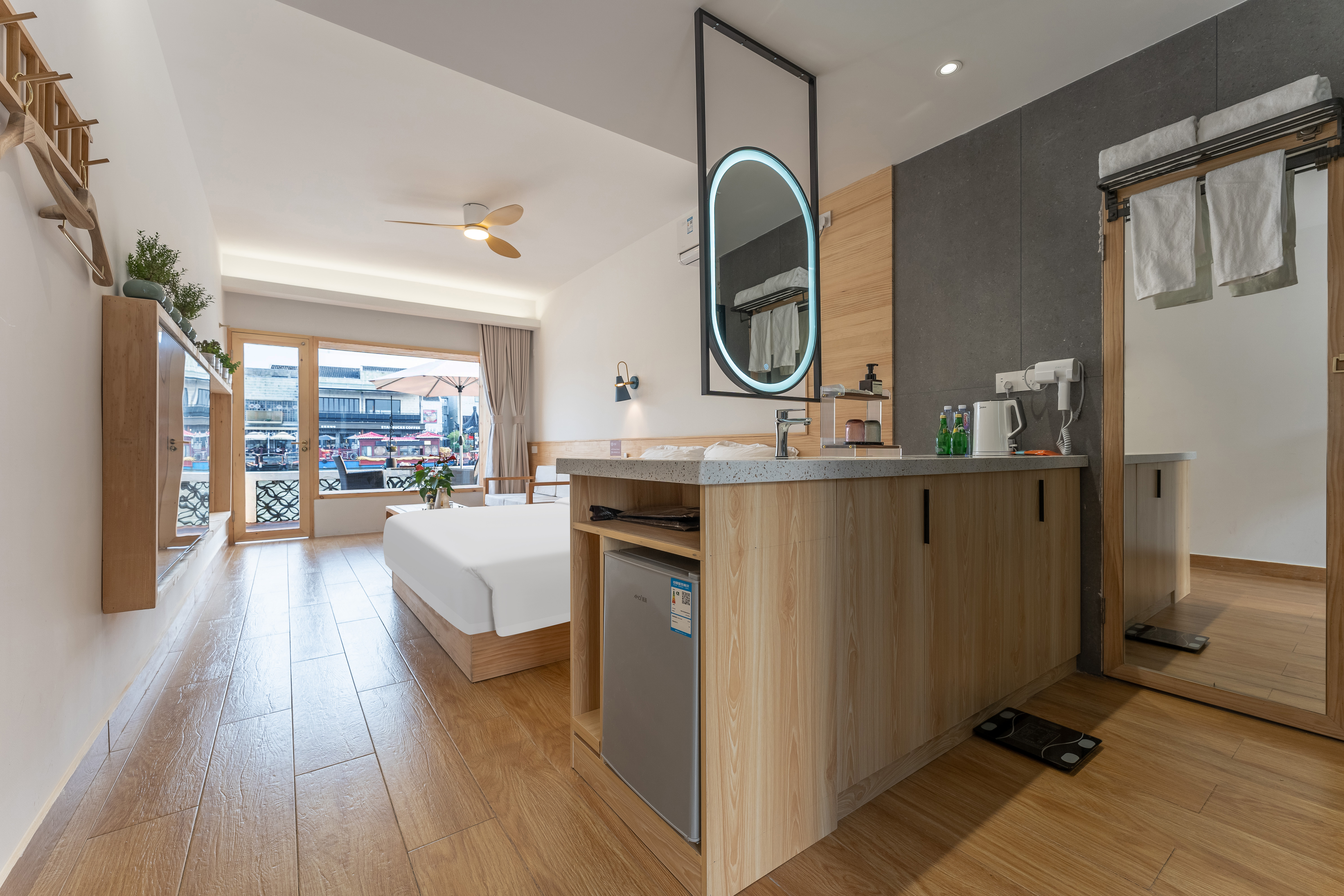 东井·露台大床房丨小冰箱+品茶露台+古桥河景