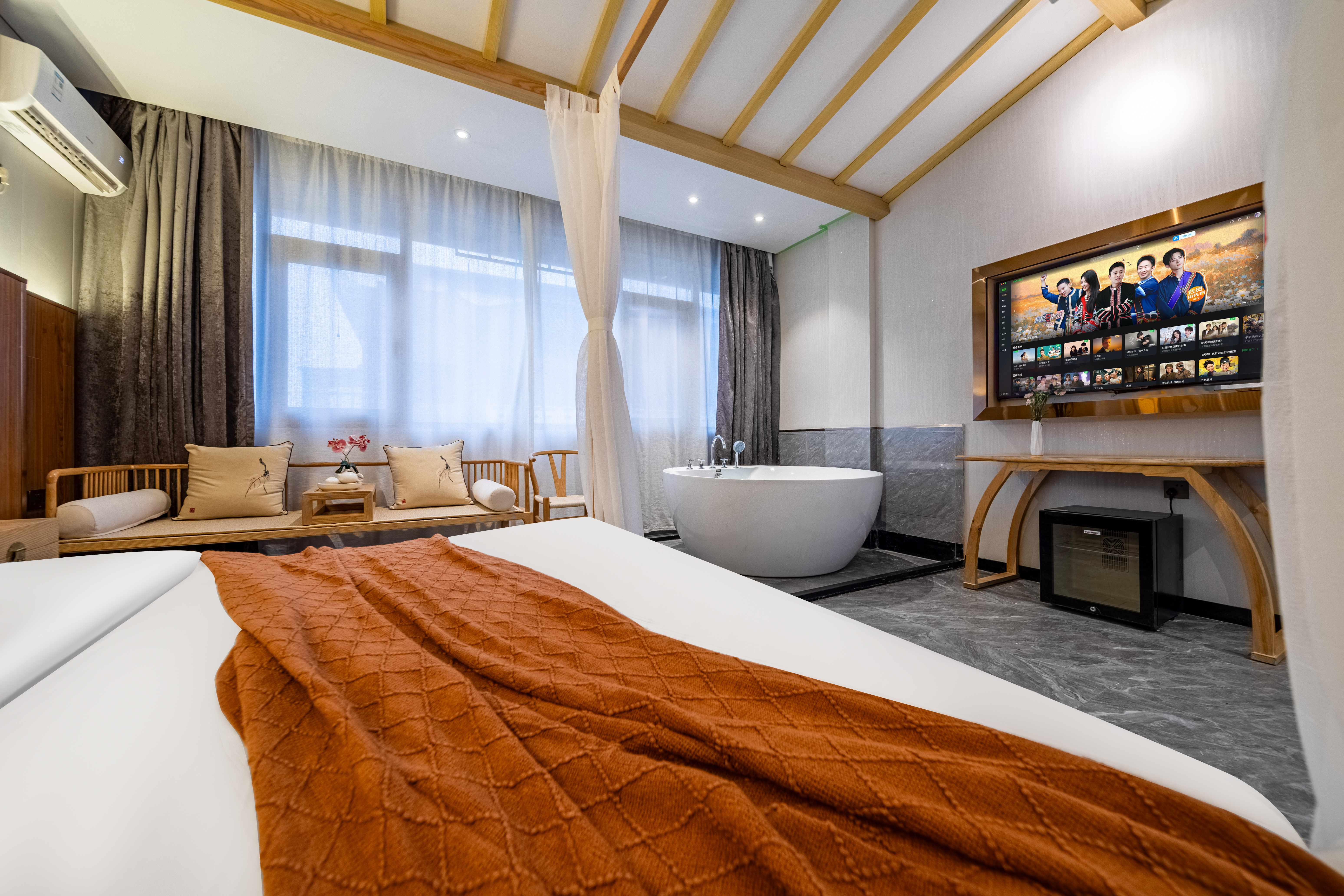 琴瑟·泡浴大床房【圆形大浴缸+小度语音+轻纱帷幔】