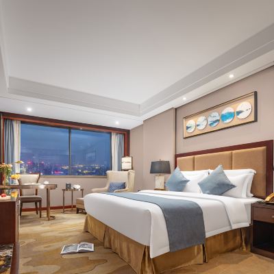 朗月清風大床房（小冰箱+休閑椅+辦公桌+品質床品） 贛州山水大廈（南門口步步高店）優惠