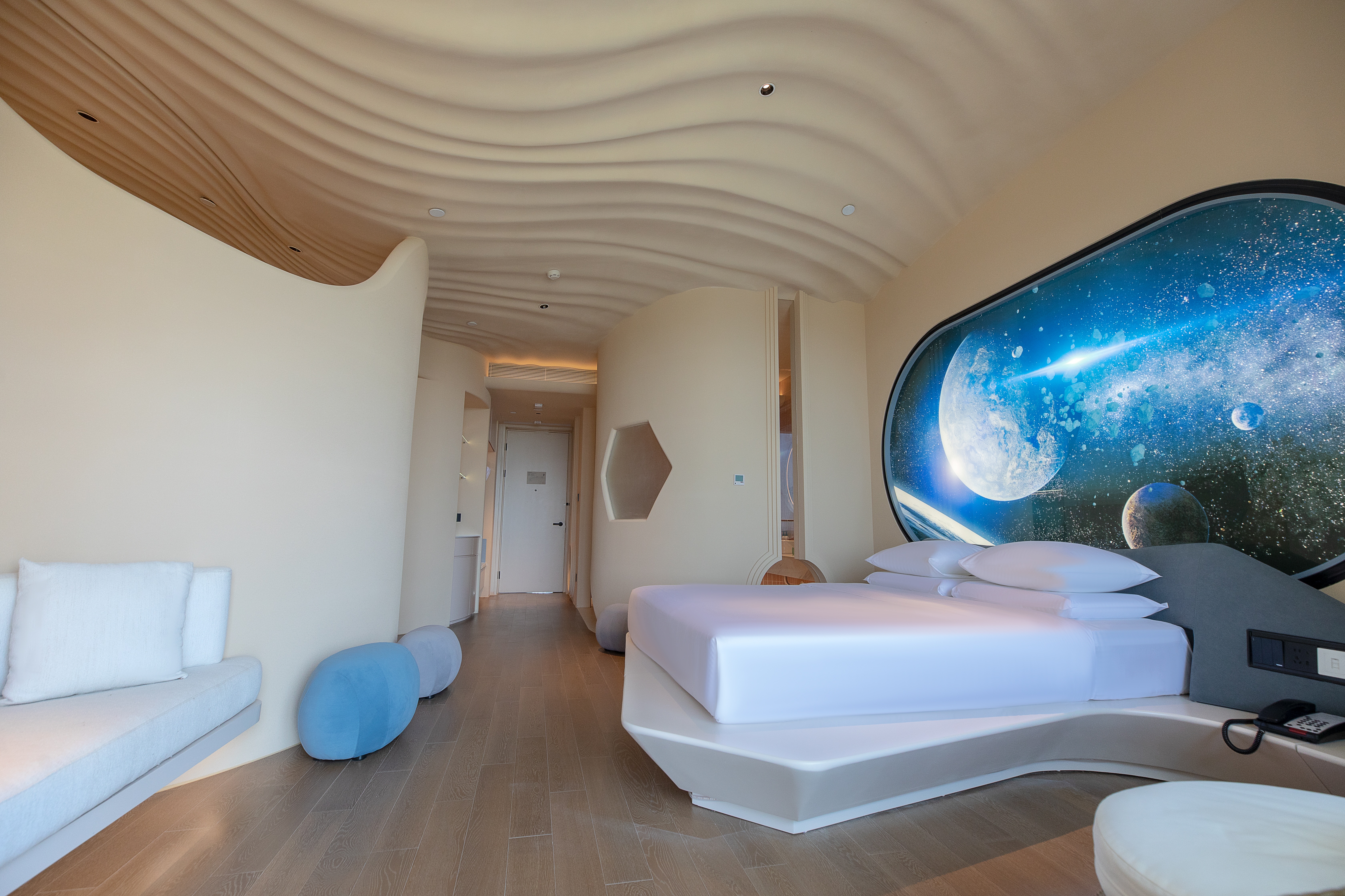 星际主题房「星际太空主题·大床+岩洞风高低床·浴缸」