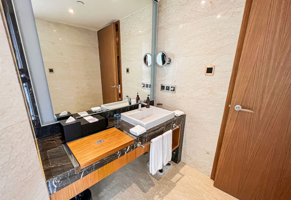 Swiss Grand NanchangCity-view Queen Room