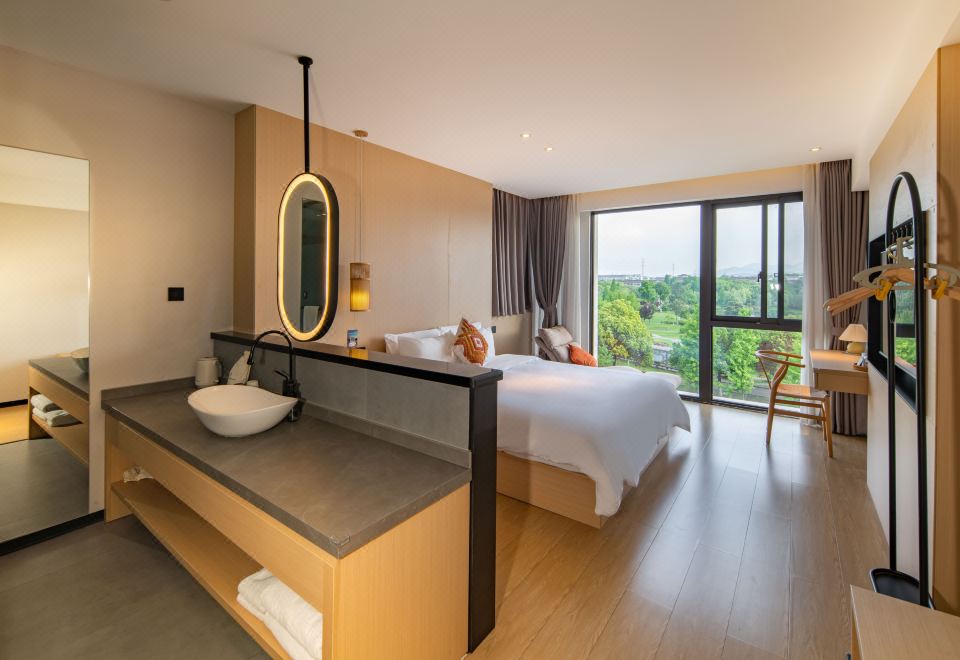 Deluxe Room (Double Bed)