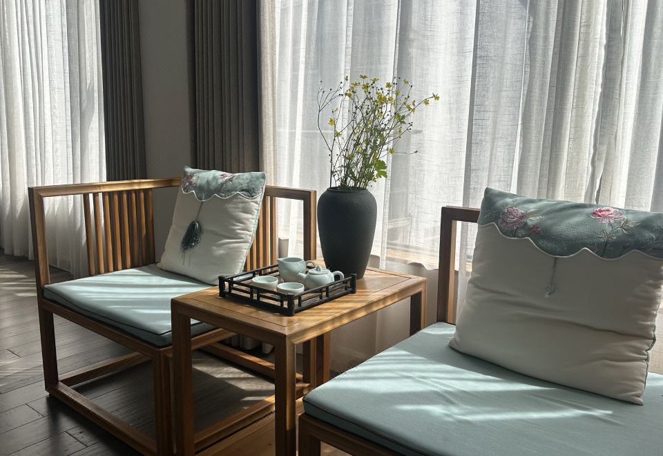 Yun Qi Light Luxury Double Bed Room