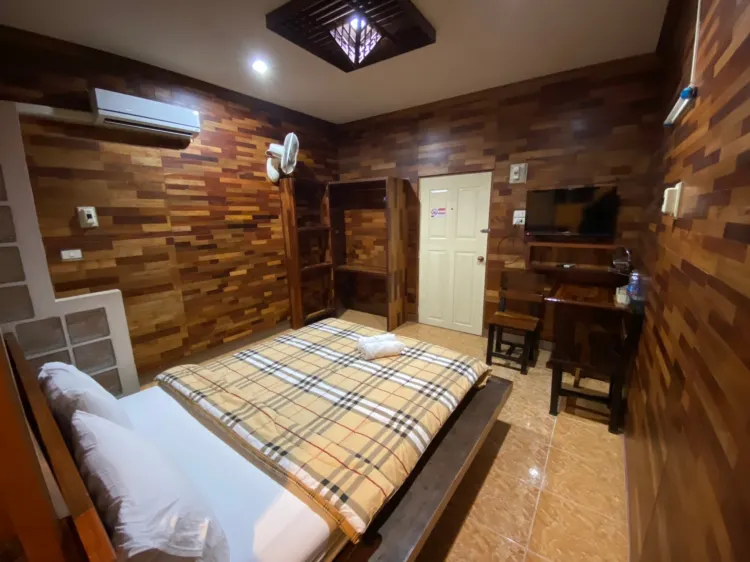 ห้องเตียงใหญ่ พร้อมห้องน้ำส่วนตัว
