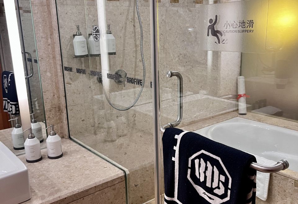 反伍Live With Hoops双床房