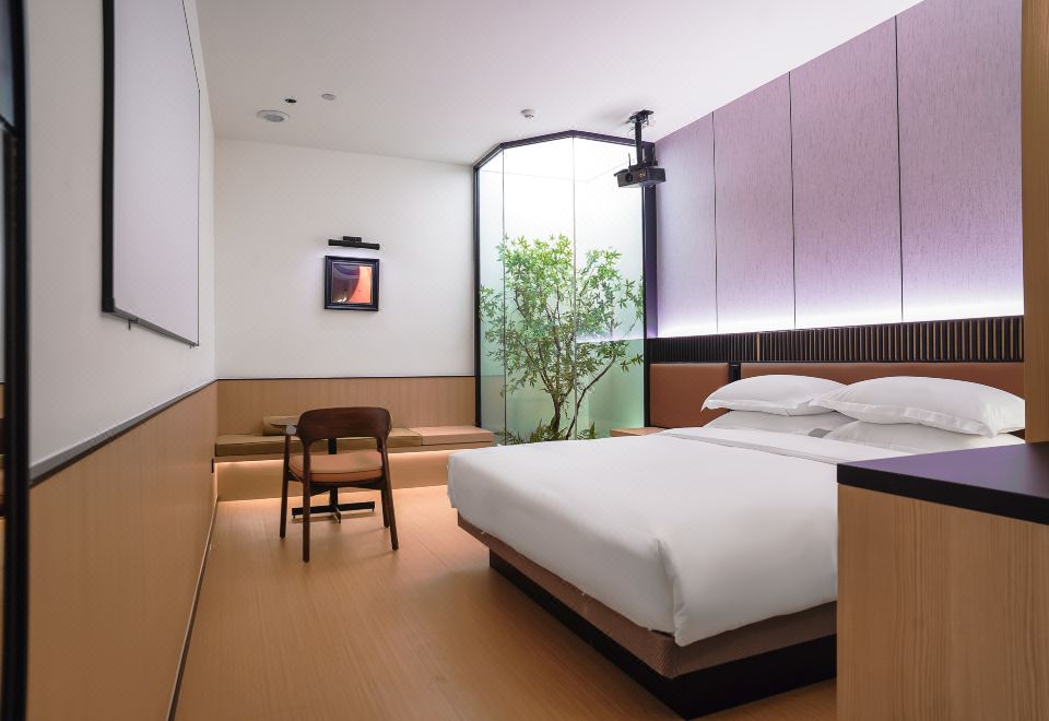 沉浸影音大床房【大屏投影+绿植造景+mini吧】