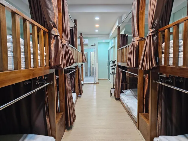 เตียงสองชั้นในห้องพักรวมชาย