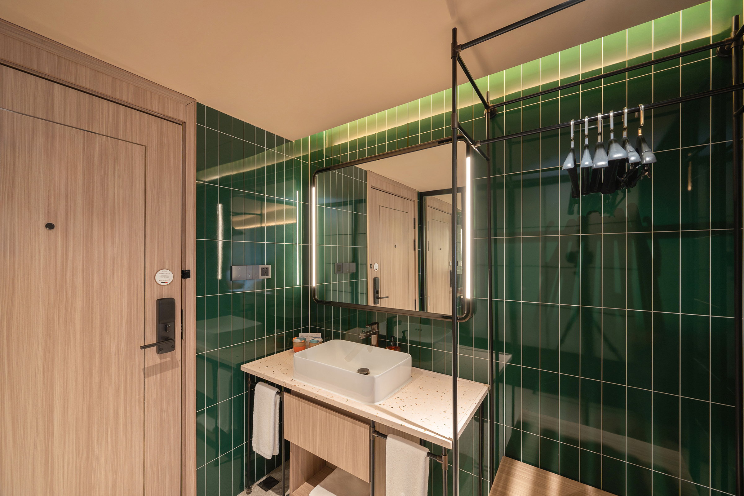 高级双床房（65寸智能电视+全屋智能客控）