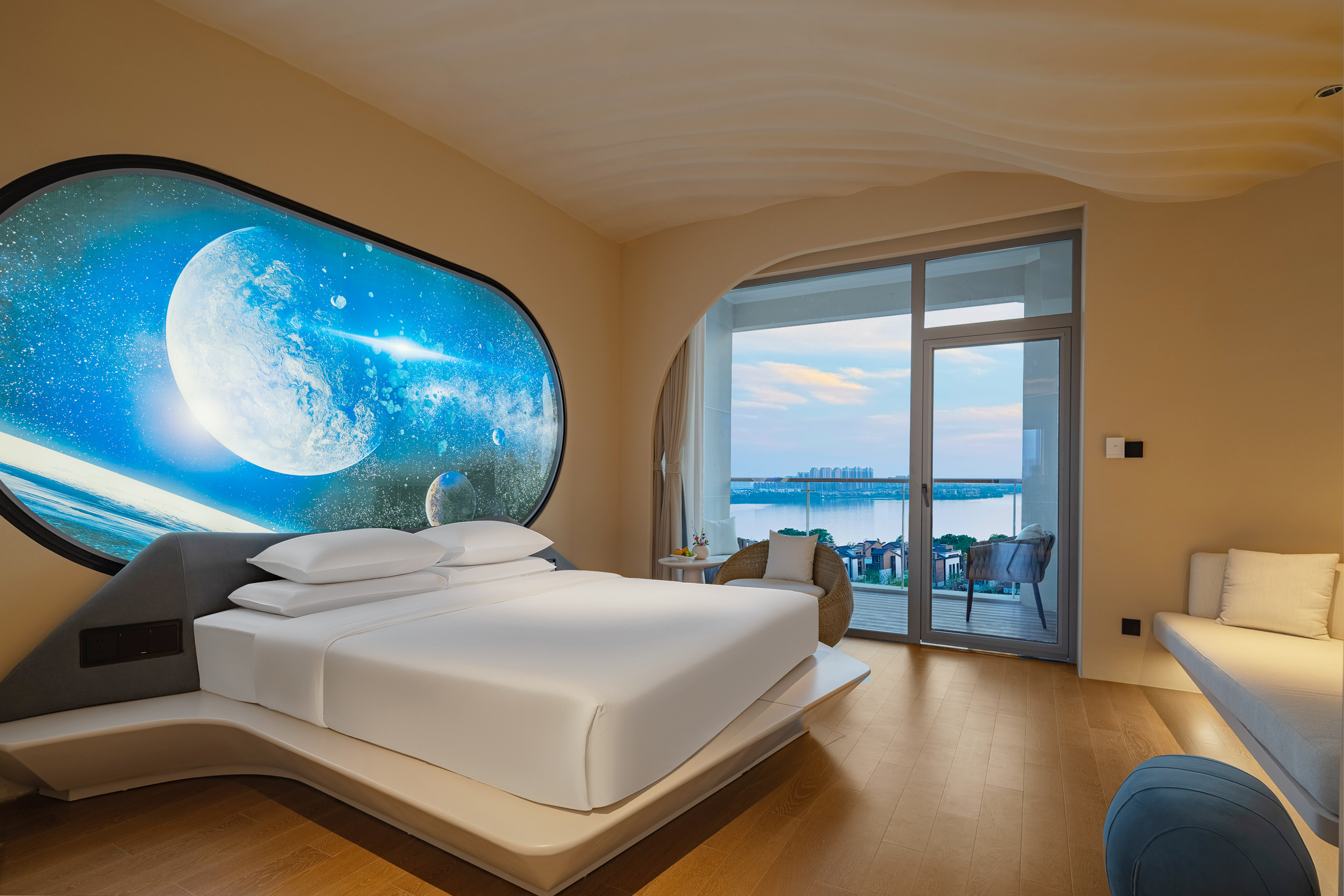 星际主题房「星际太空主题·大床+岩洞风高低床·浴缸」