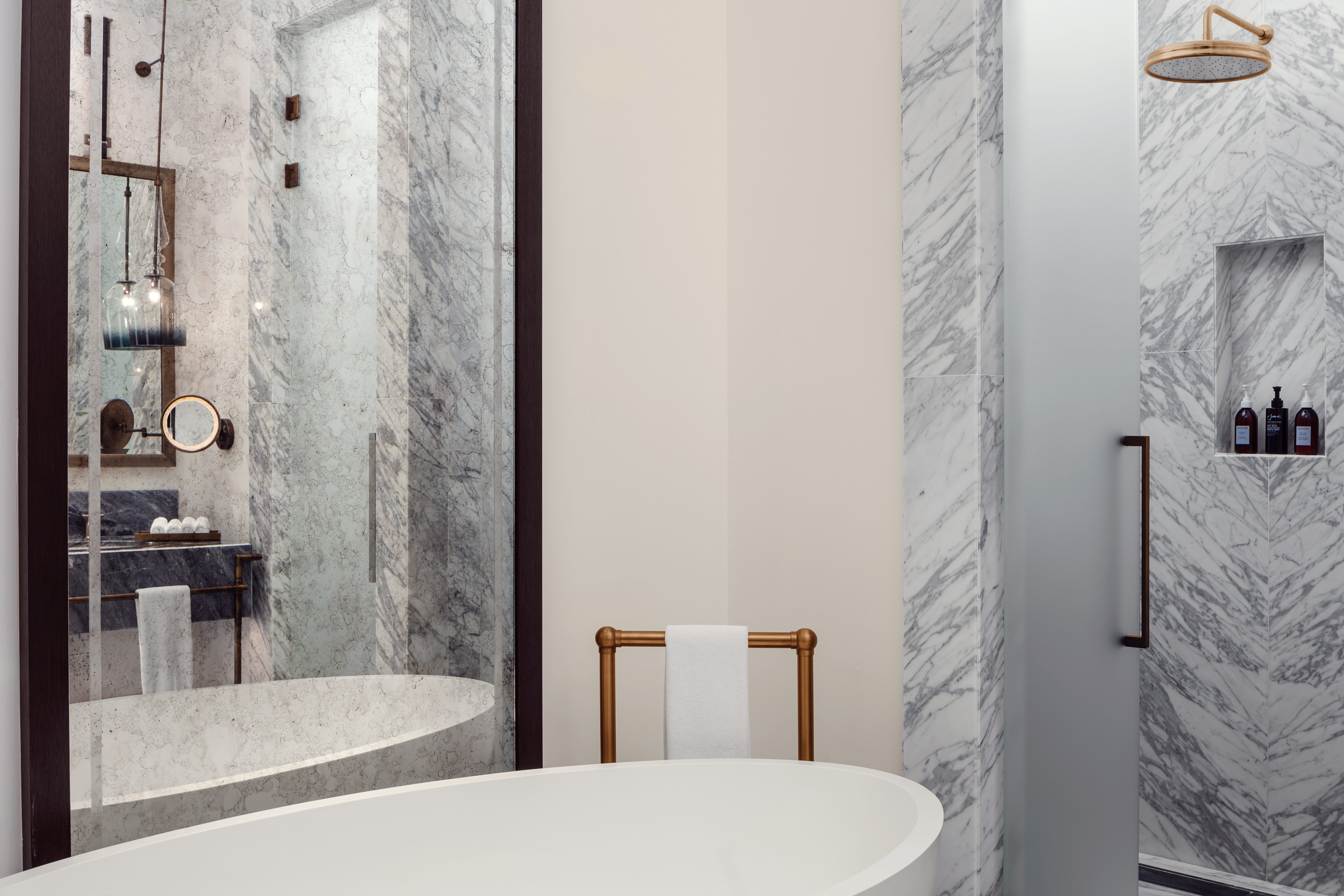 瑞吉套房，一卧室较大套房，1张特大床，河景