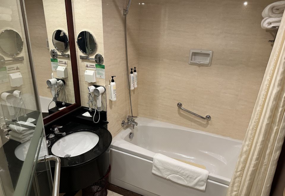 Qianmen Jianguo HotelFamily-friendly Family Room