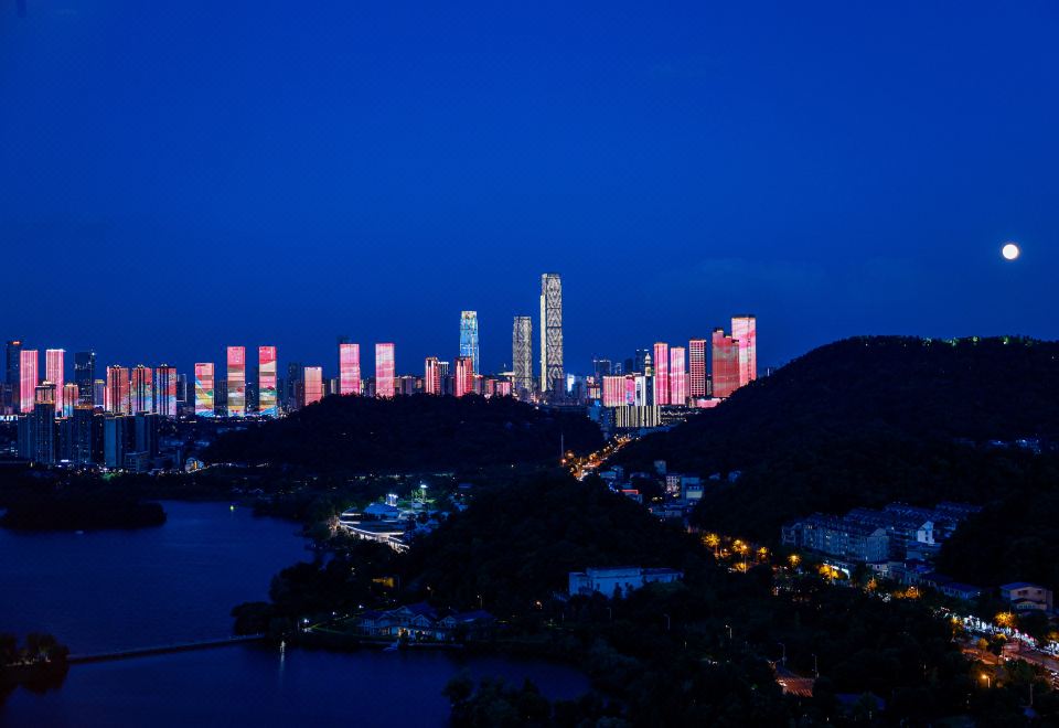 豪华湖景双床房【享一线湘江灯光秀饱览岳麓山景】