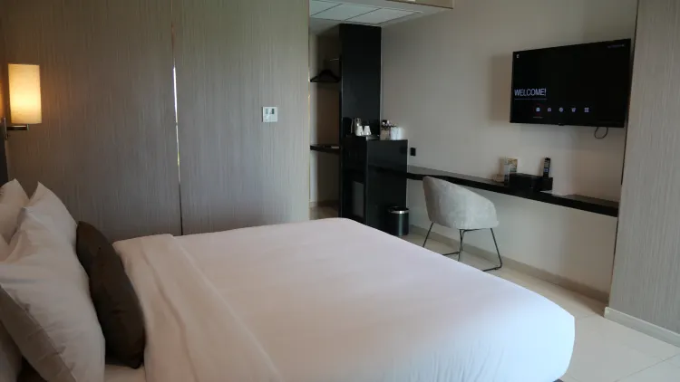 ห้องดีลักซ์เตียงคิงไซส์วิวทะเลพร้อมระเบียง