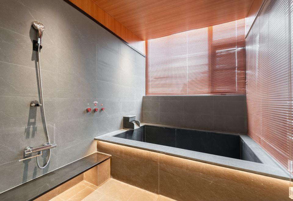 阳光巨幕私汤房（超大榻榻米茶室客厅+智能马桶+小冰箱）