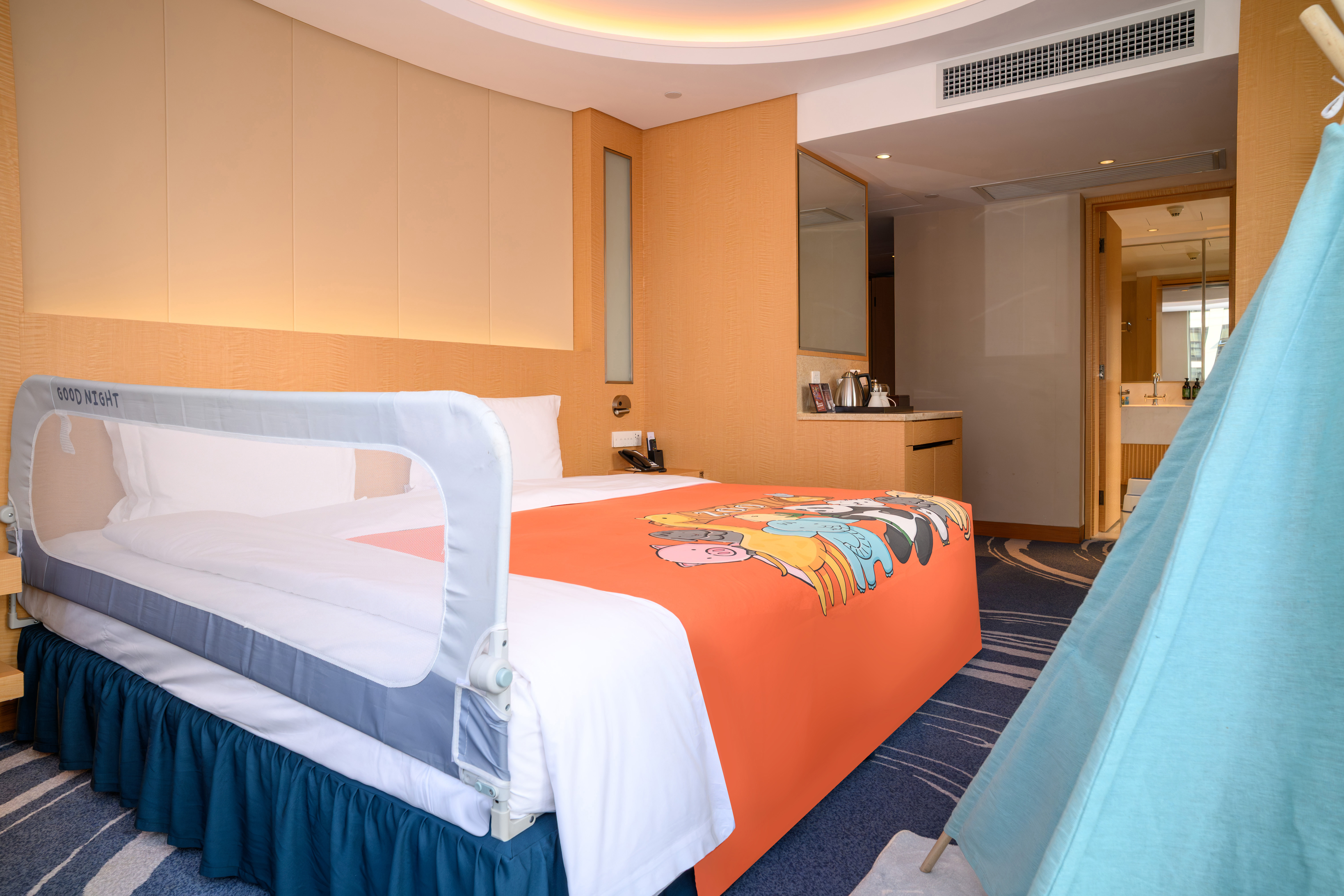 豪華外連通房-大床房連大床房