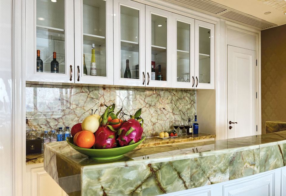 尊雅套房一房二厅（带厨酒吧+乾湿蒸+按摩床+180度江景+麻将房）