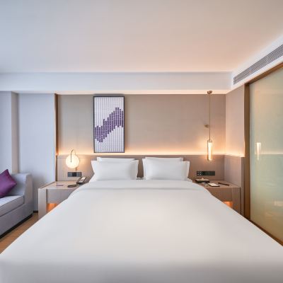 豪華大床房（智能客控+商務辦公桌+雙層隔音玻璃） 麗楓飯店（東莞虎門居岐公園店）優惠