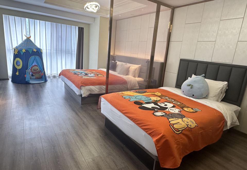 親子主題房（65寸可投屏+小冰箱＋加熱毛巾桿）