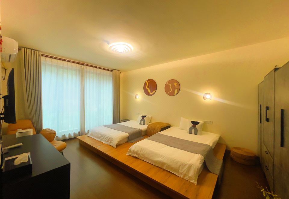 Spring Waterfall Family Suite (201)