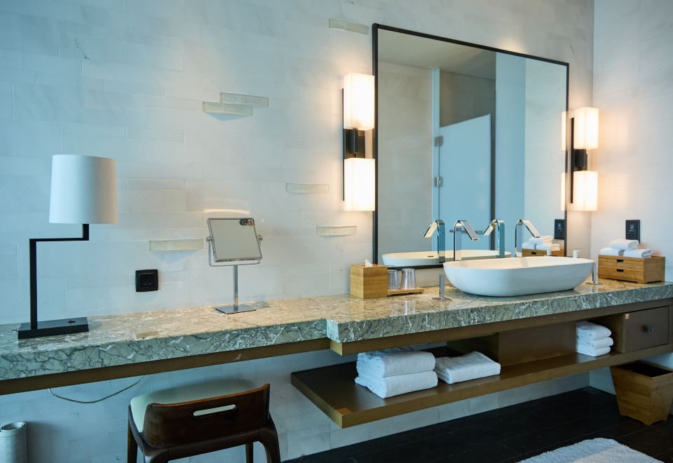 东翼揽海轩尊尚行政海景双床房