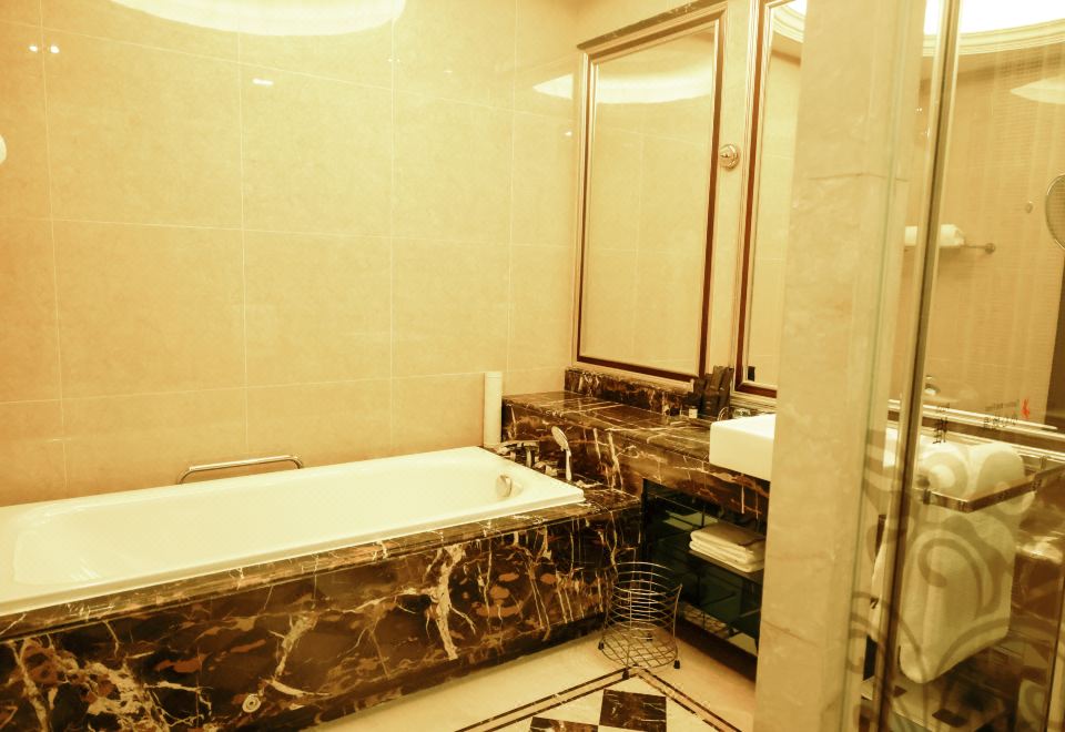 Howard Johnson Agile Plaza ChengduHollywood Super Double Bed Room (180° Scenic View + Private Balcony)