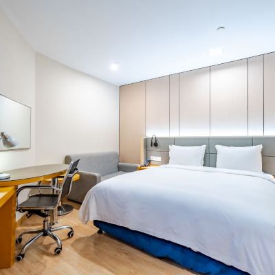 高級大床房（無窗） 上海金橋中心智選假日飯店優惠