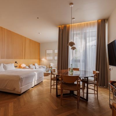 Deluxe Courtyard View Hot Spring Suite