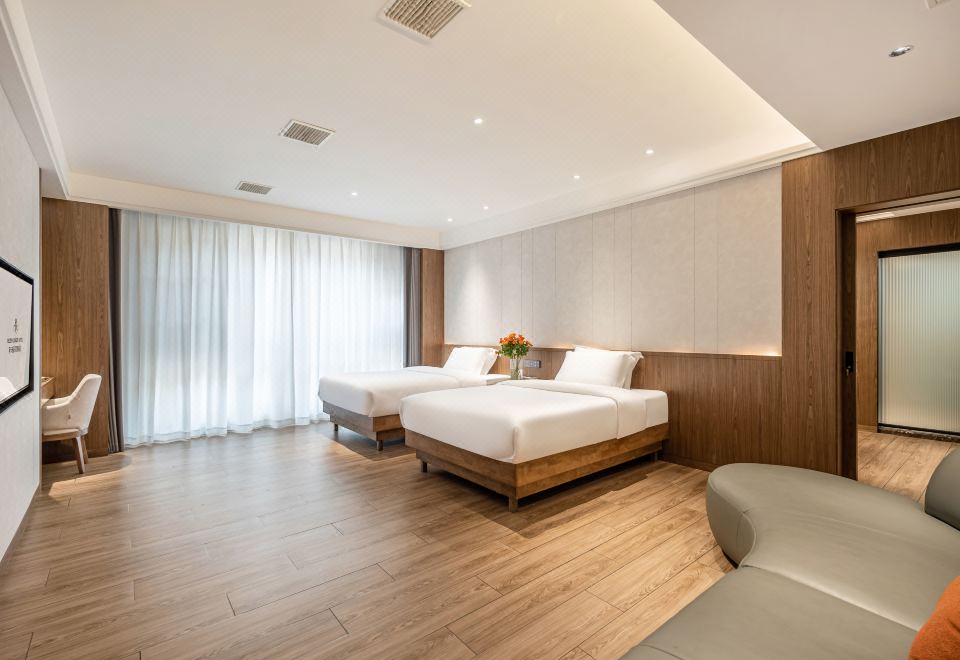 Suite - 1-Bedroom, Multi-Person Occupancy (Cards, Sofa)