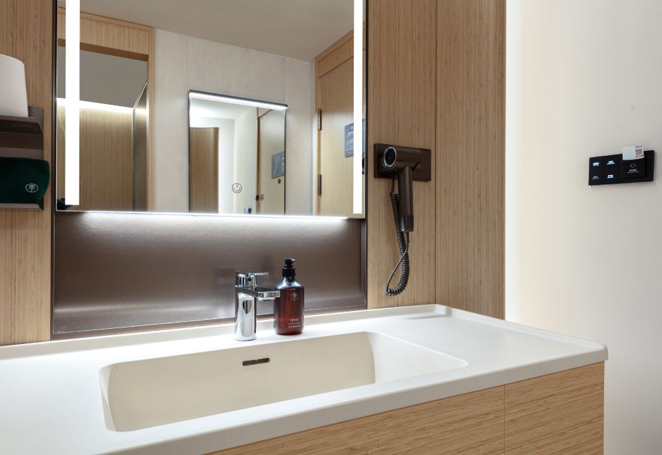 高级双床间（智能客控+商务茶桌+小冰箱）