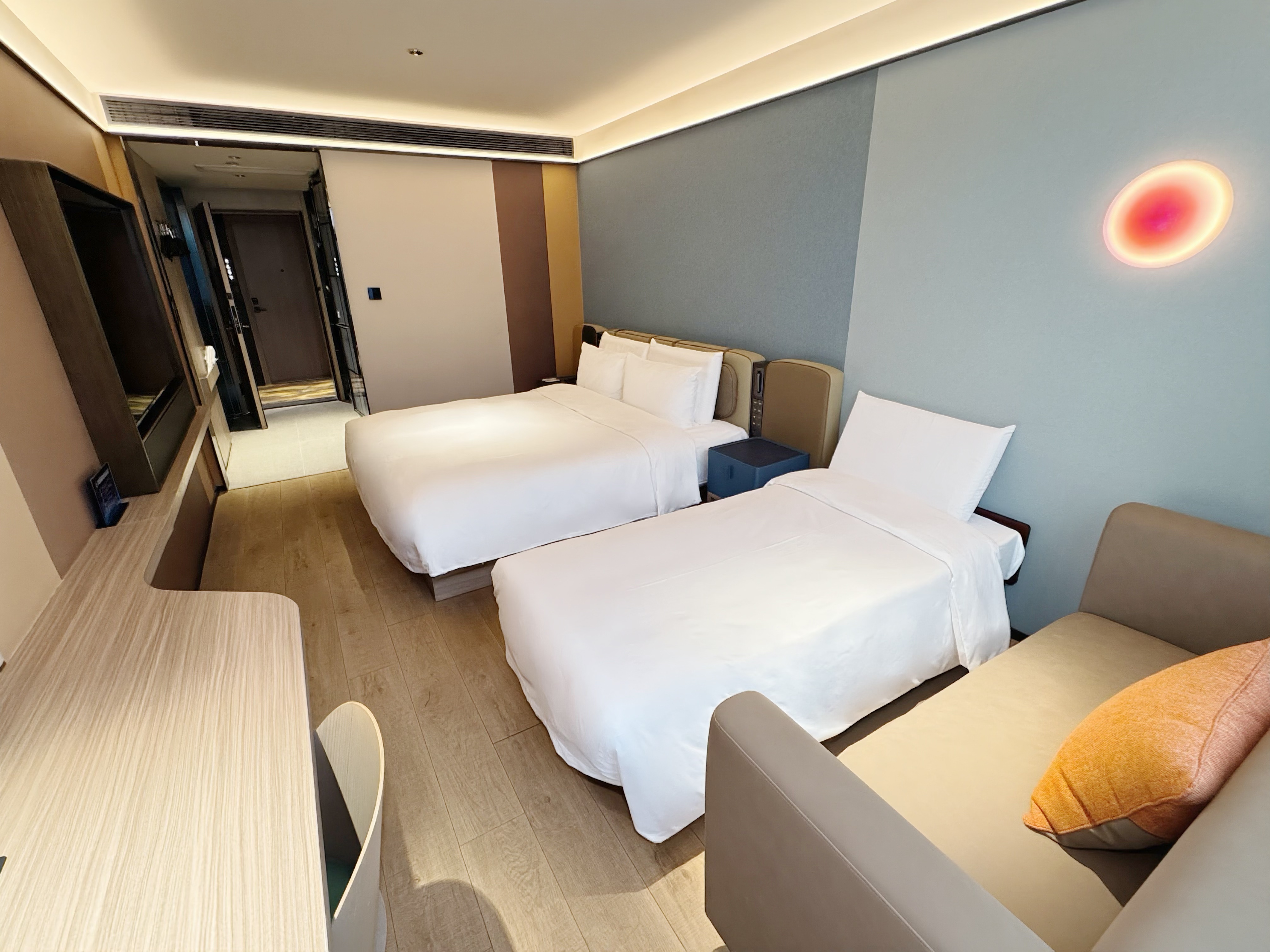 亲子房（65寸投屏电视＋冰箱+好眠床垫）