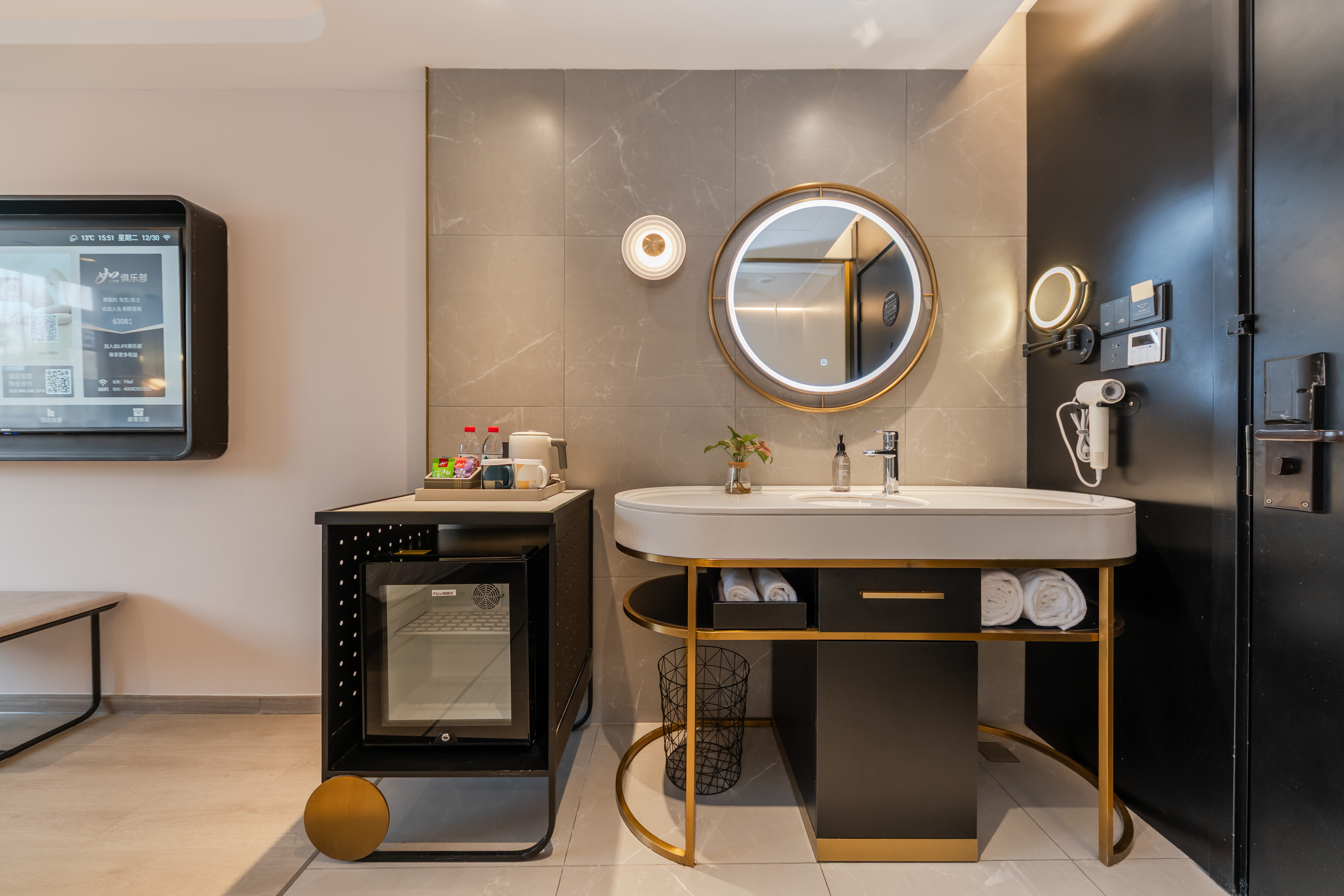 高级大床房（智能投屏+徕芬吹风机）