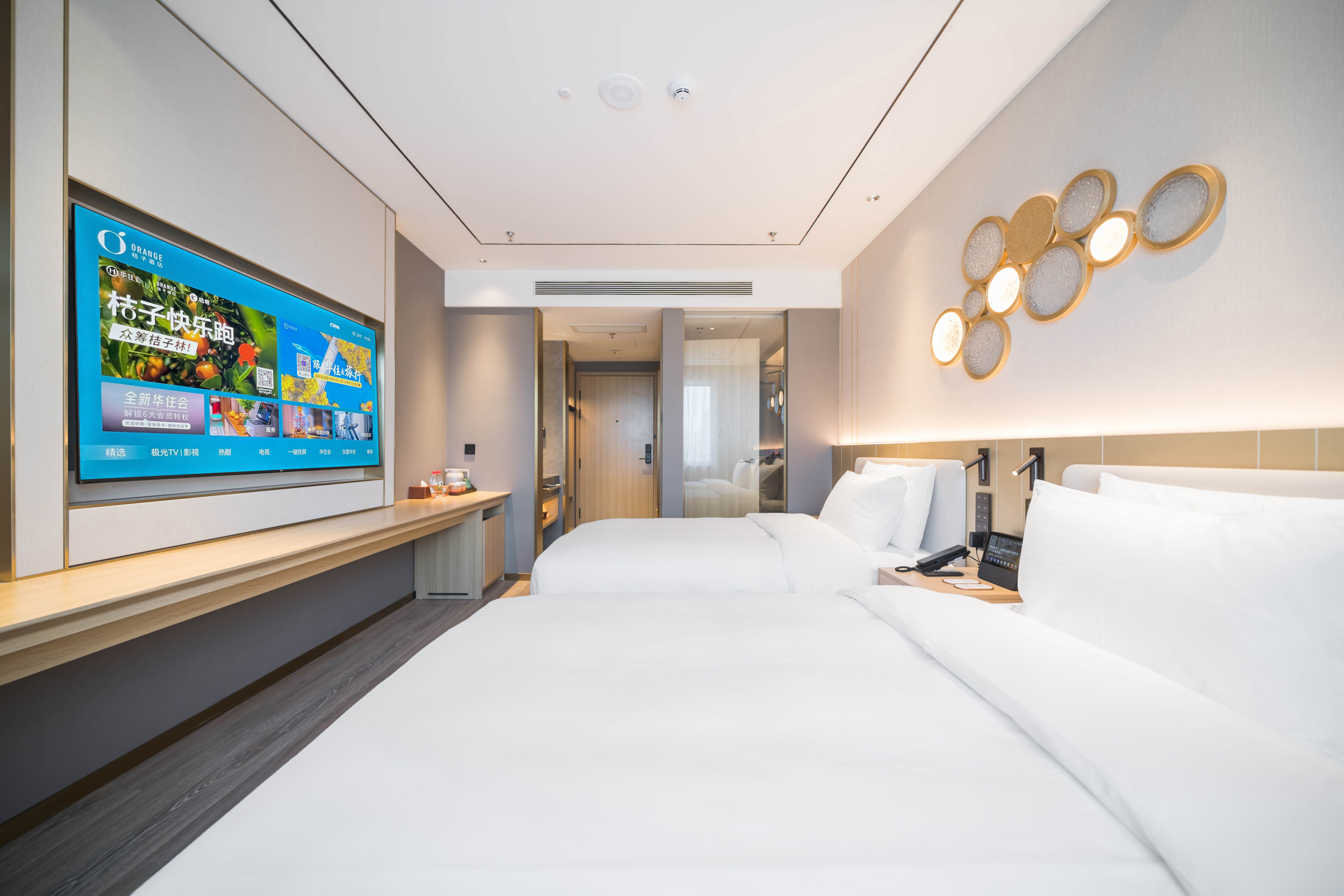 高级双床房（智能客控+65寸投屏电视+小冰箱）