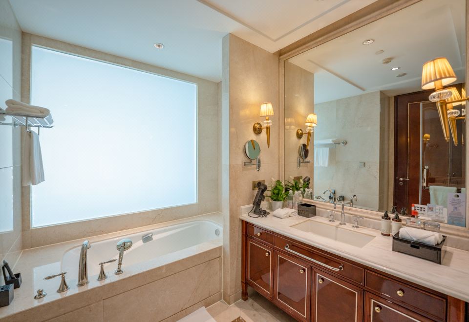 Dongwu New Century Grand Hotel HuzhouExecutive Queen Room