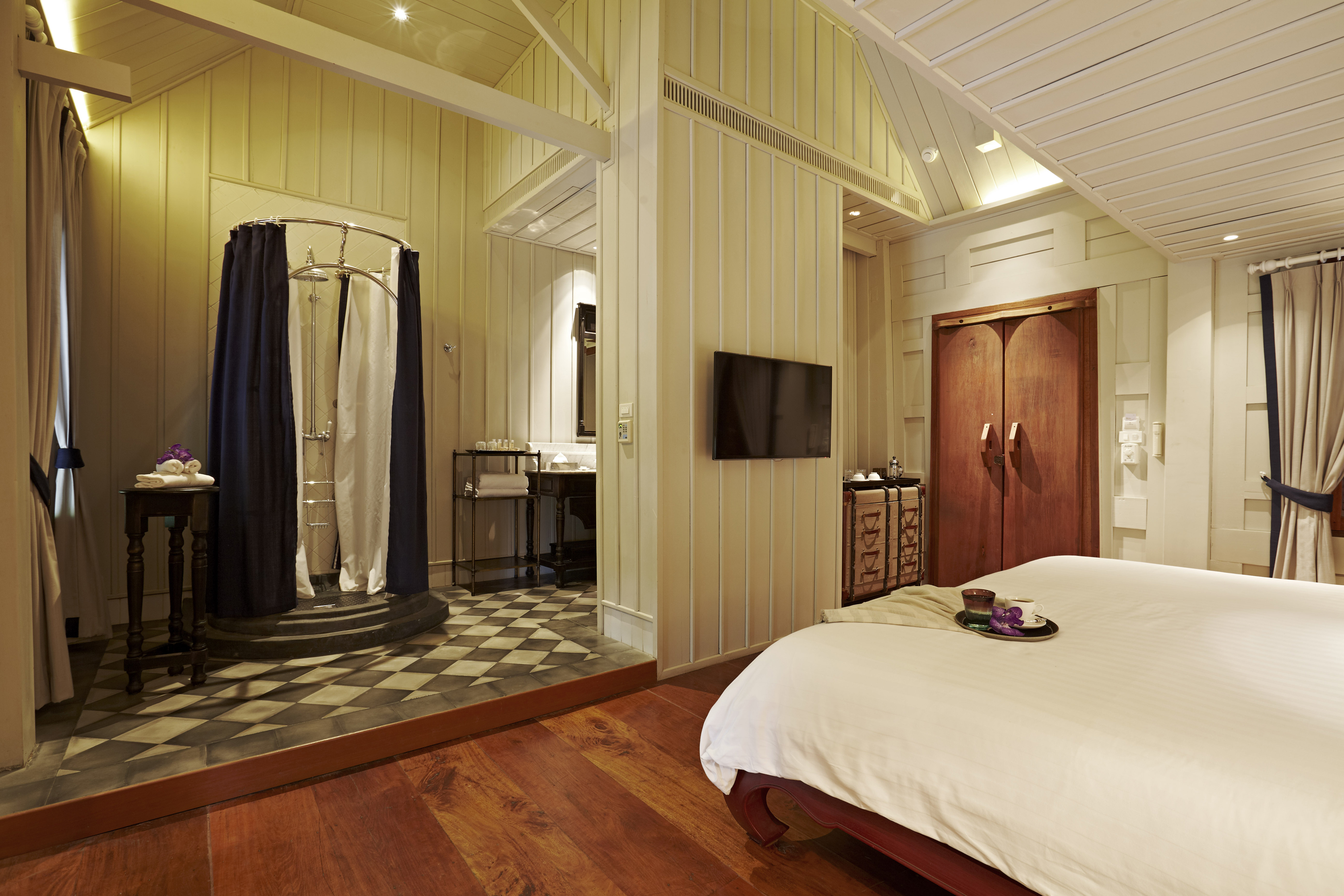 园景豪华特大床房