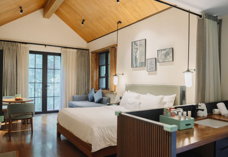 Hangzhou SENBO Nature Park and ResortForest Castle King Cottage