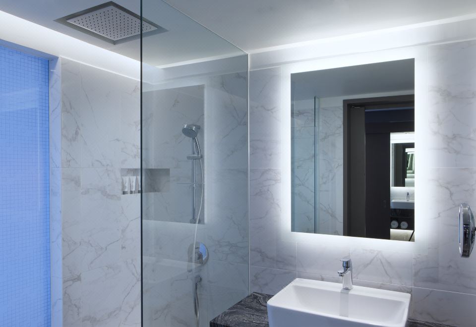 大型客房，一张特大床