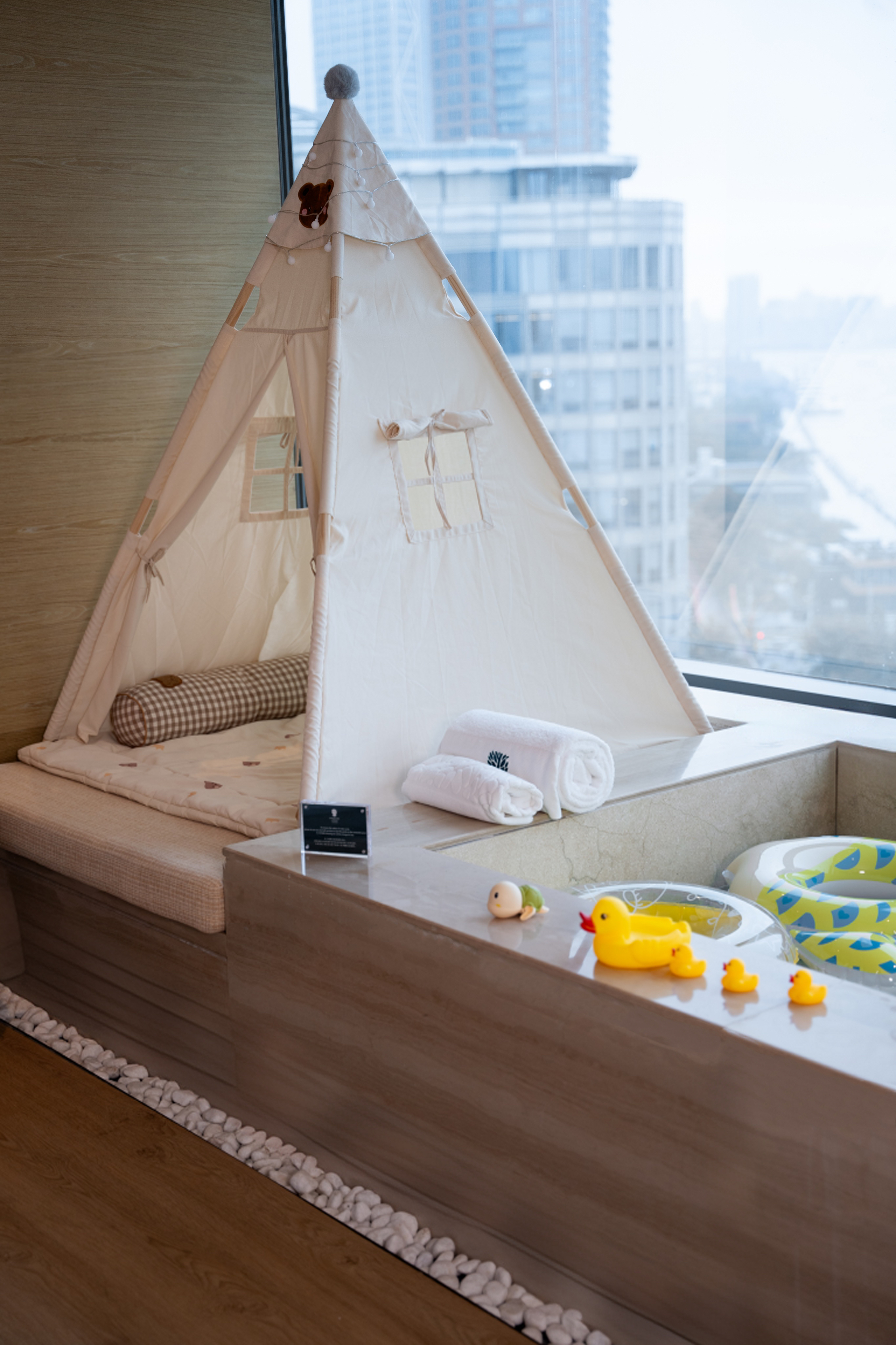 亲子设施布置-悦心池江景房|亲子悦游